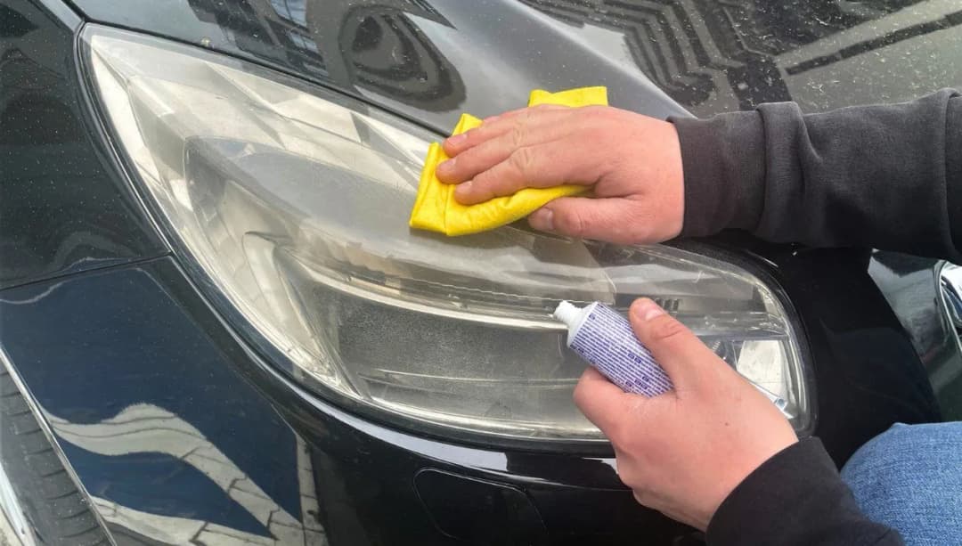 Czym wyczyścić lampy w samochodzie, aby odzyskać ich blask?