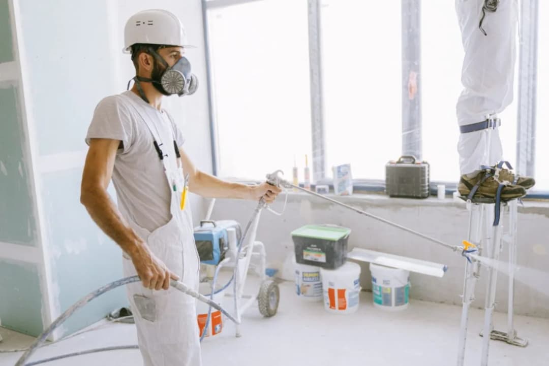 Jaką dyszę do malowania farbami akrylowymi wybrać, aby uniknąć błędów?