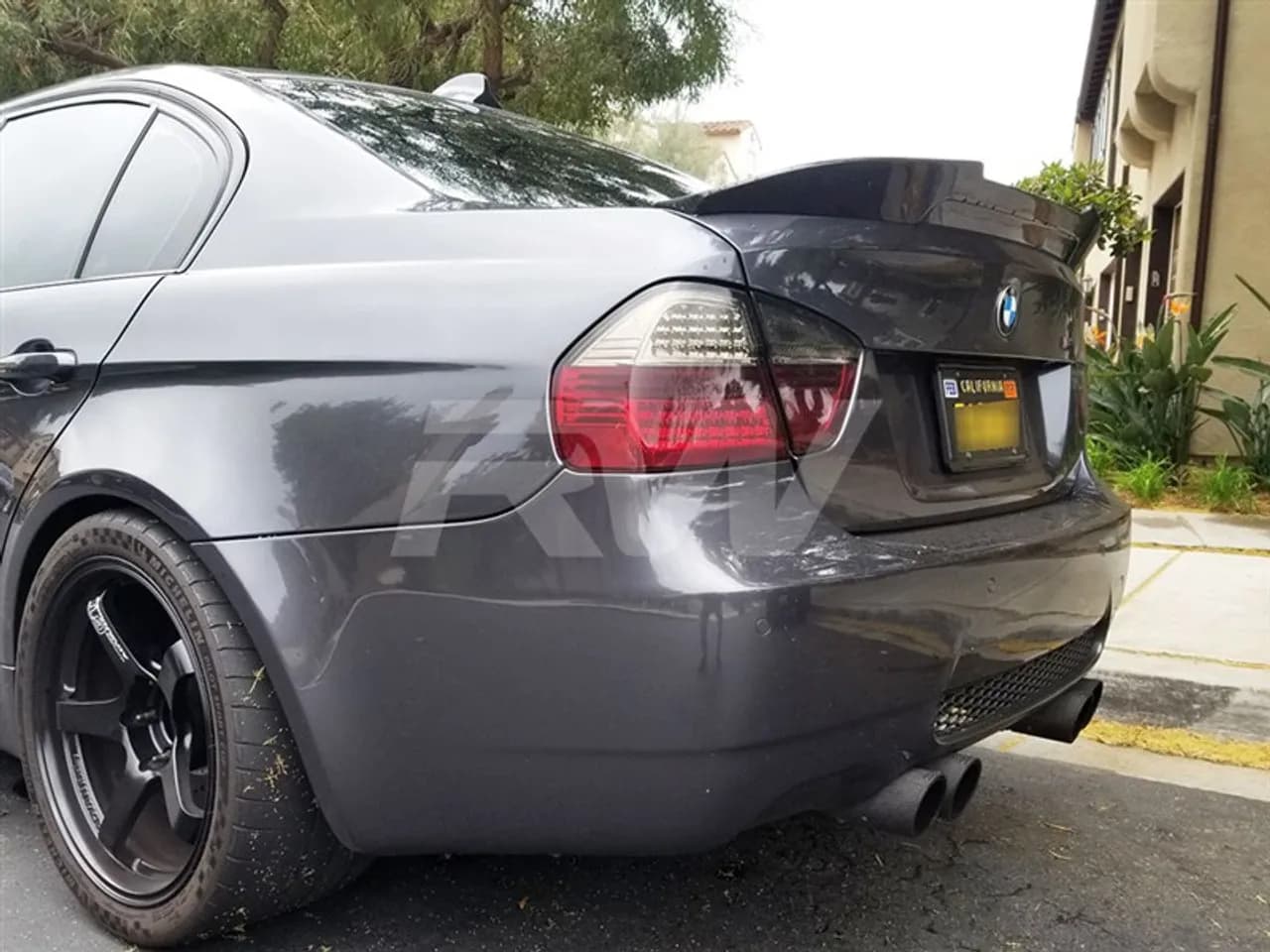 Najlepsze spoilery do BMW E90: Tuning, materiały i porady montażowe